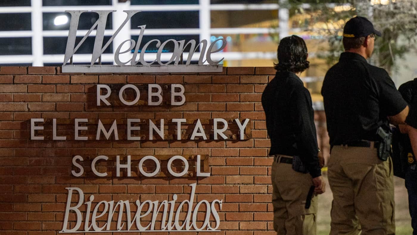 uvalde-police-at-robb-elementary